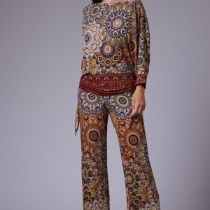 Conjunto blusa y pantalón estampado étnico marrón