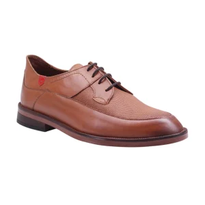 Zapato con grabado frontal, ajuste en agujetas y tacón bajo
