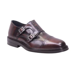 Zapato de vestir con doble hebilla y puntera marcada